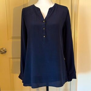 👔 Banana Republic Women's Silk Navy Blue Button-Up Top size medium